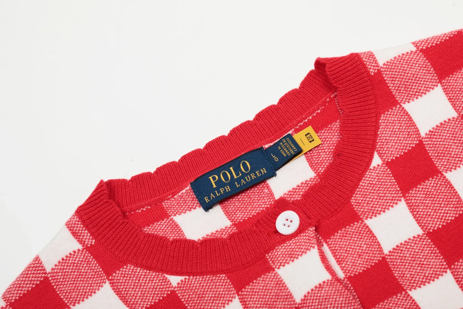 P190 Top quality" Style number: DS015# [Ralph Lauren plaid jacquard basic pony embroidered logo knitted cardigan long sleeves] ✅Ralph Lauren Ralph Lauren classic basic versatile plain plaid jacquard knitted cardigan long-sleeved small jacket ✅Main supplier of platform live broadcast wholesale entities ✅ZP quality 1:1 pattern making Scan the code to enter the GF website Counter quality ✅Detailed quality The only one in Guangzhou Imported quality cotton yarn Mainly high-end Needless to say, cost-effective and good quality. ✅Restore the original version. Loose, comfortable and stress-free. Simple is high-end. Classic is timeless. ✅The upper body is simple and easy to match. A must-have for goddess ootd. Good-looking clothes are never picky. A must-have in the goddess’ wardrobe. Size: S-L. Color: Navy blue. Light blue. Pink. Gray. Yellow. Red.